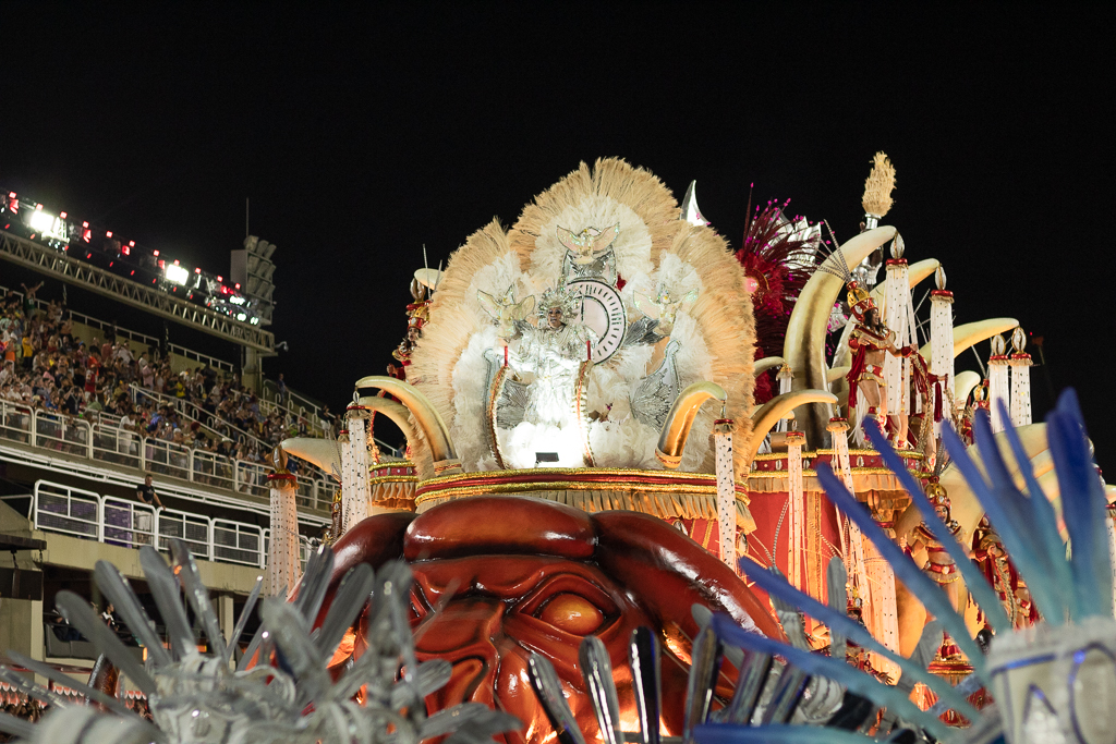 Inocentes faz grande desfile com destaque para plástica luxuosa