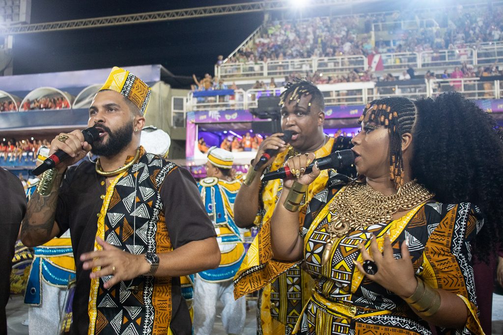 Hudson Luiz, Celsinho Mody e Grazzi Brasil no desfile do Paraíso do Tuiuti 2022. Foto: Bianca Guilherme/SRzd