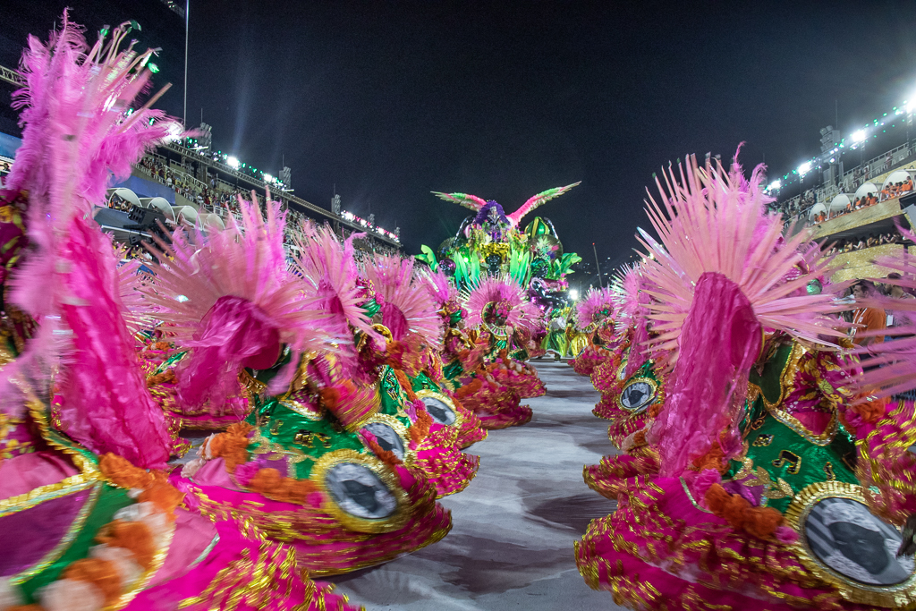 Lins Imperial peca em evolução, mas surpreende com ótimo desfile na abertura da segunda noite