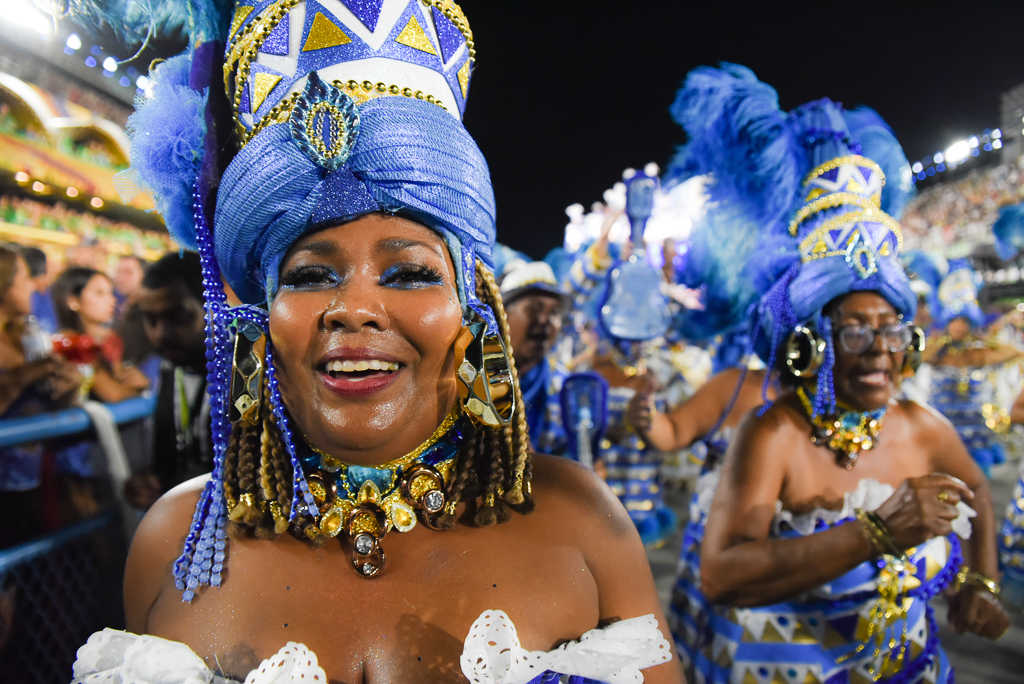 Domingo tem ensaio de peso; O vermelho e o azul que são o Carnaval