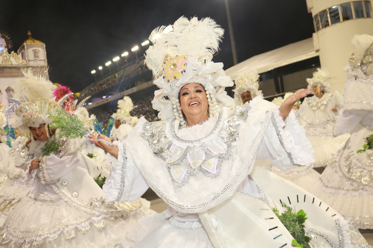 Vídeo: Unidos do Peruche dá ‘banho de axé’ na Avenida