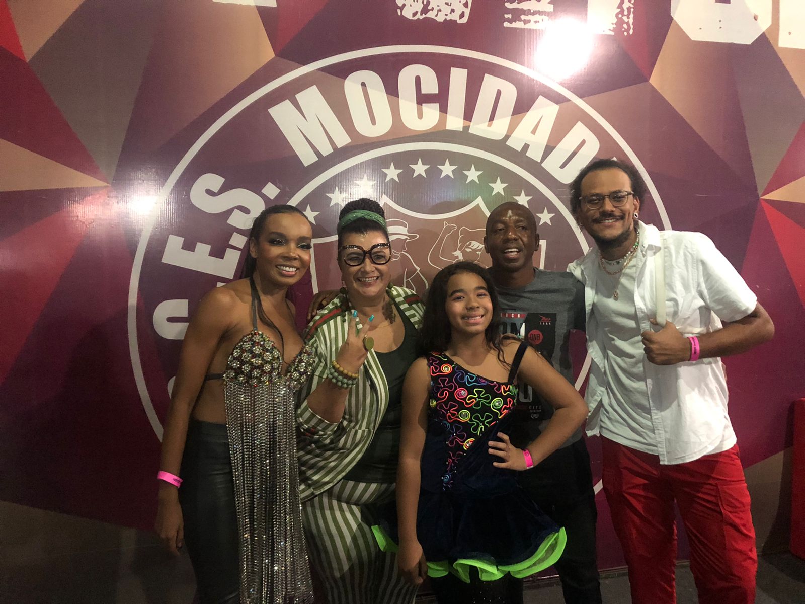 Ex-BBBs Thelma e João participam de ensaio da Mocidade Alegre para o Carnaval 2022