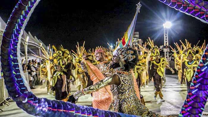 Após dois anos, Porto Alegre tem desfile de escolas de samba nesta sexta-feira