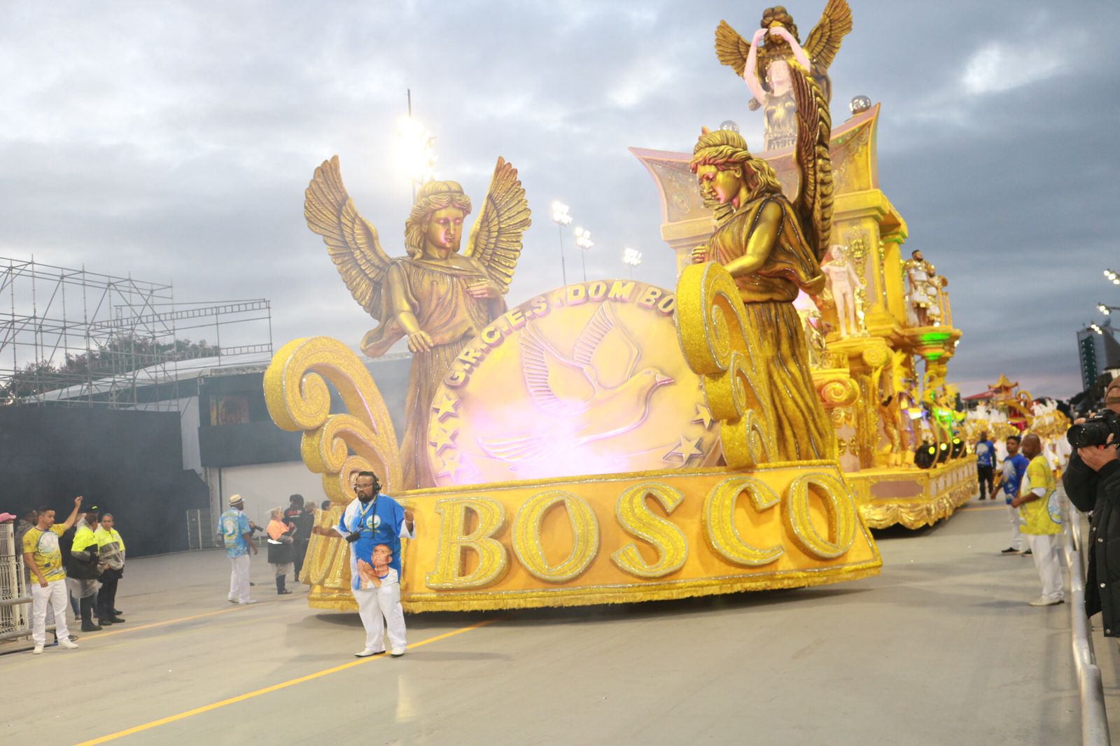 Com bela plástica, Dom Bosco estoura tempo no encerramento dos desfiles do Grupo de Acesso 2