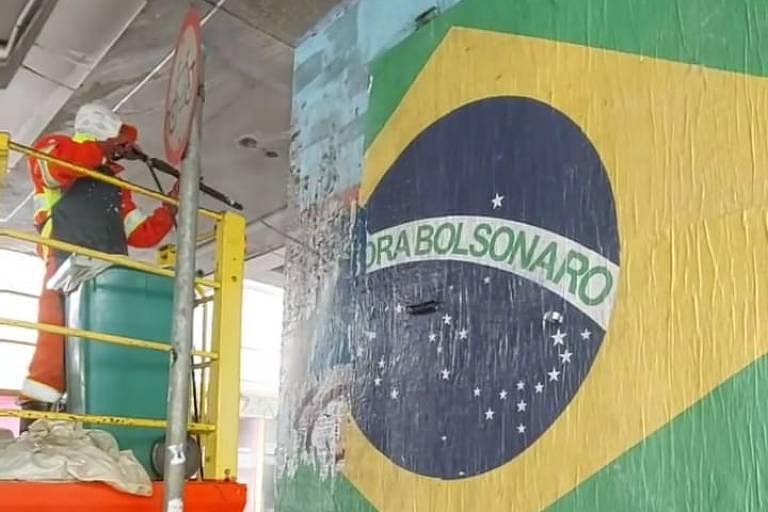 Prefeitura de SP remove cartazes de protesto contra Jair Bolsonaro