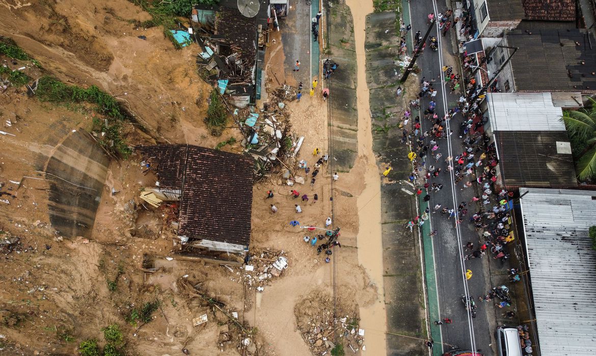 Diante da maior tragédia do século no Recife, Bolsonaro diz que elas acontecem