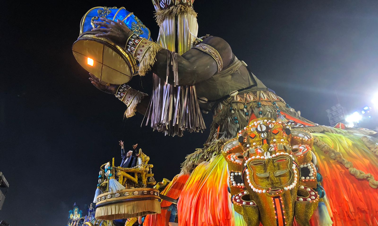 Vila Isabel recorda história em esquenta e volta a coroar Martinho no Sambódromo