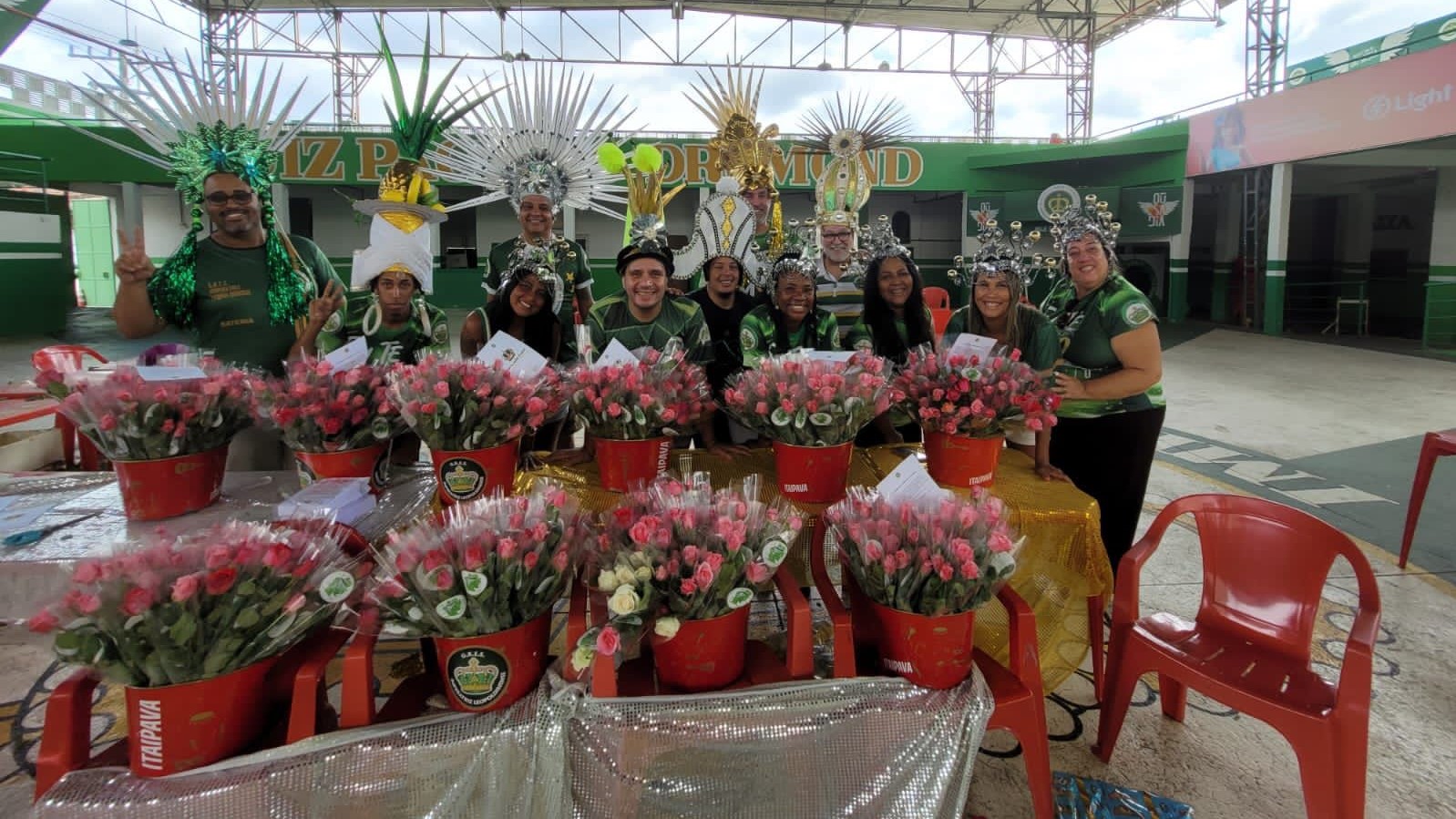 Em homenagem ao dia das mães, Imperatriz Leopoldinense distribui 10 mil rosas para comunidade