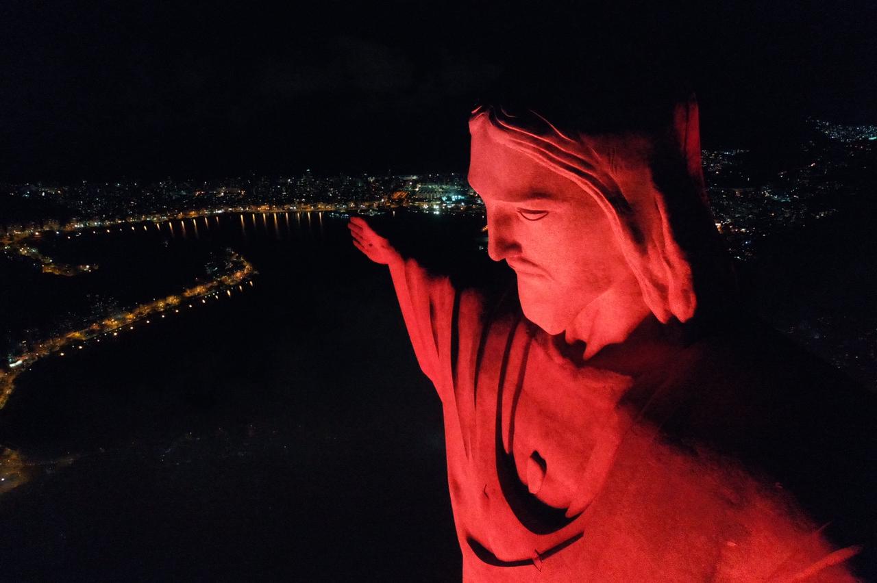 Cristo Redentor será iluminado na cor laranja em homenagem ao Dia do Gari