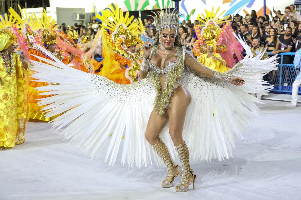 Mulher Abacaxi diz que marido exigiu que ela se afaste do Carnaval