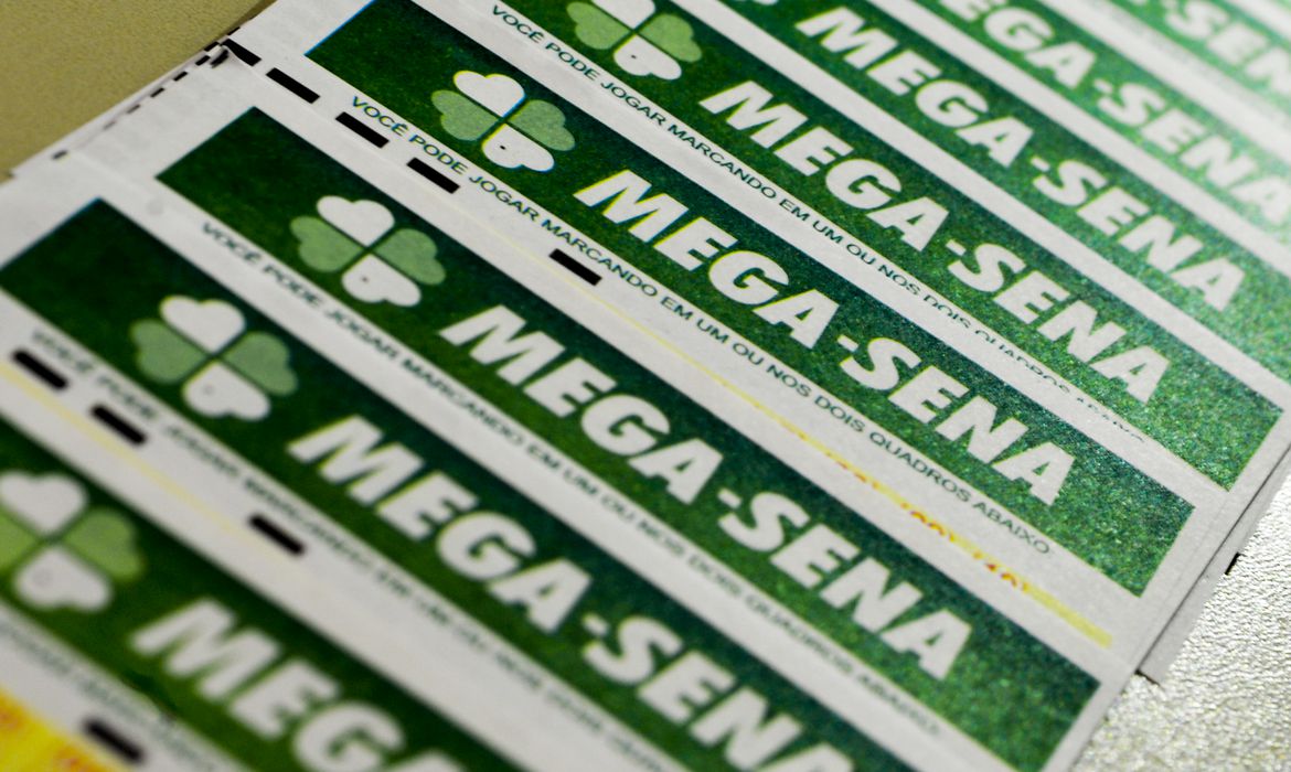 Mega-Sena acumula e quina tem 103 acertadores; veja dezenas