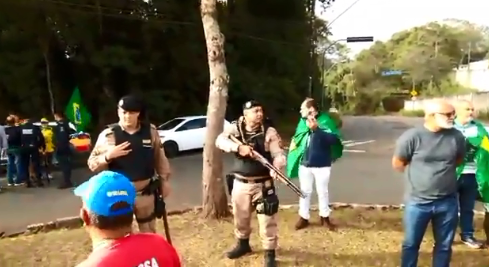 Vídeo: PM aponta arma para apoiadores de Lula em Juiz de Fora