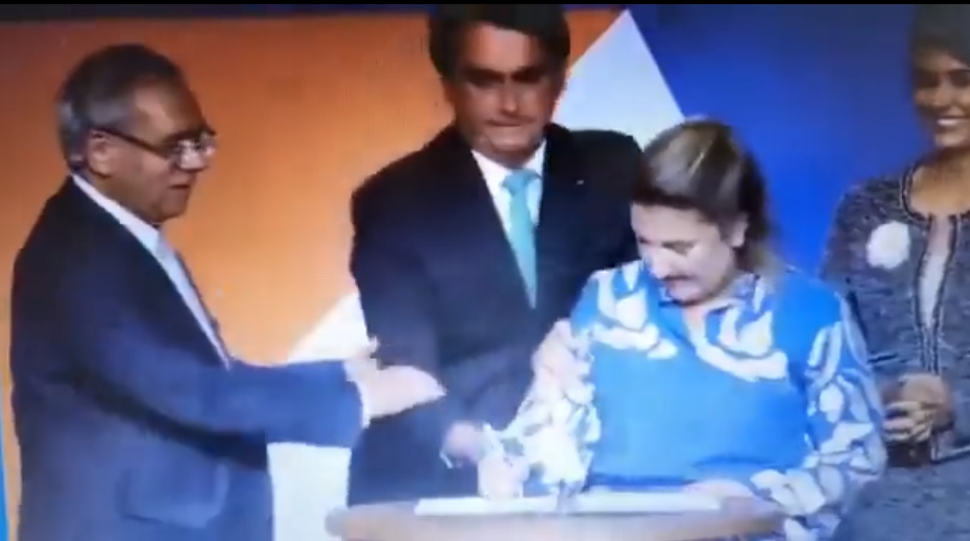 Vídeo: Bolsonaro aperta e puxa braço de nova presidenta da Caixa