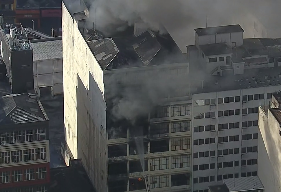 Fogo atinge prédios na região central de São Paulo