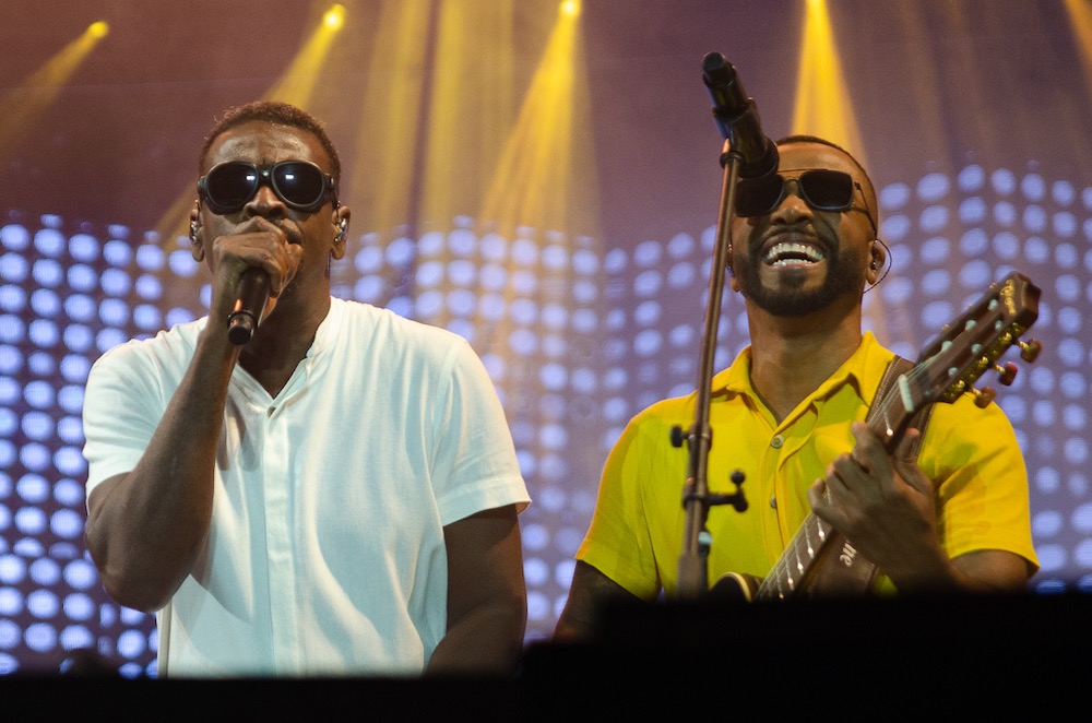 Seu Jorge e Alexandre Pires se apresentam em show ‘Irmãos’: veja fotos