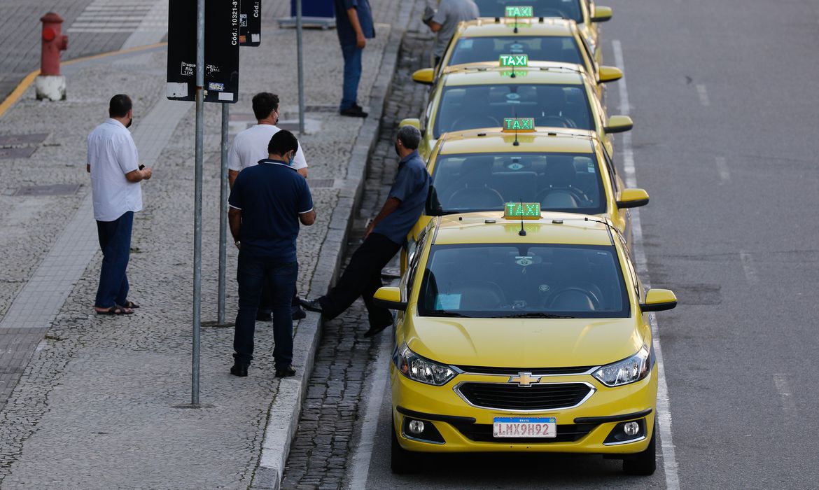 Taxistas e caminhoneiros já têm data para receber benefício; entenda