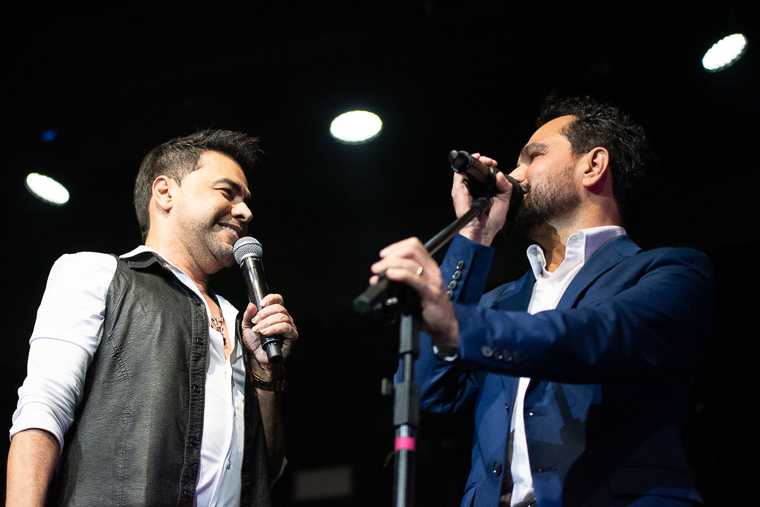 Zezé Di Camargo reclama de outros artistas durante show em Barretos