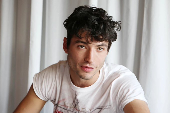 Ator Ezra Miller, astro da DC Comics, se diz reencarnação de Jesus Cristo