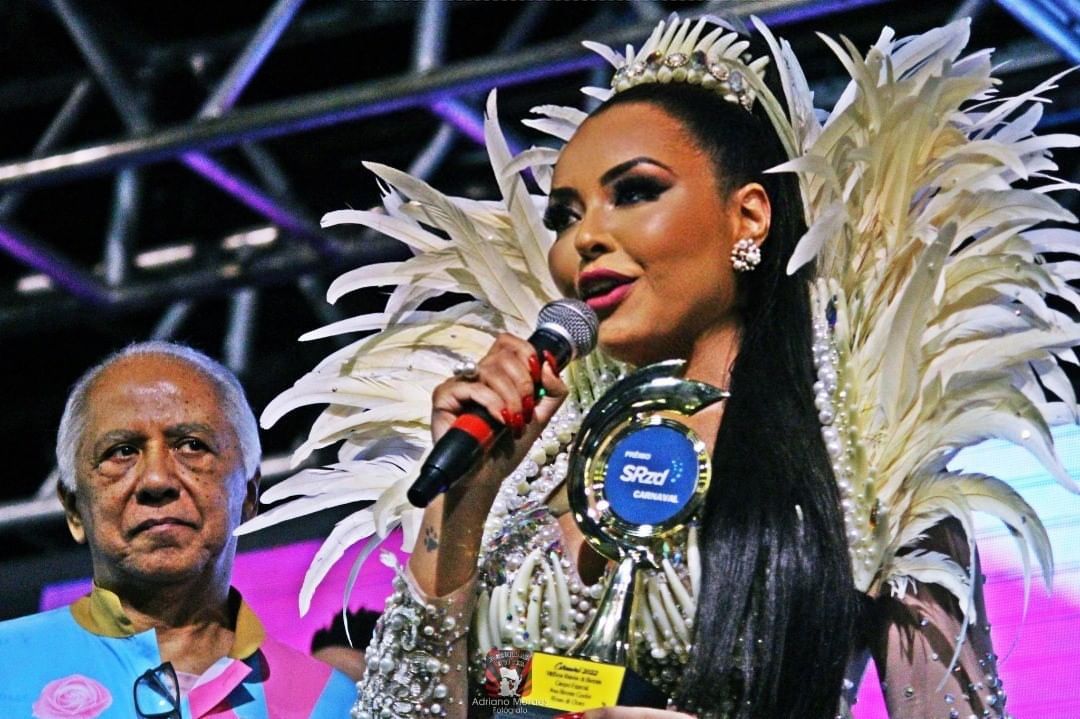 Rainha da Rosas de Ouro celebra troféu do SRzd, exalta enredo e confirma reinado para 2023