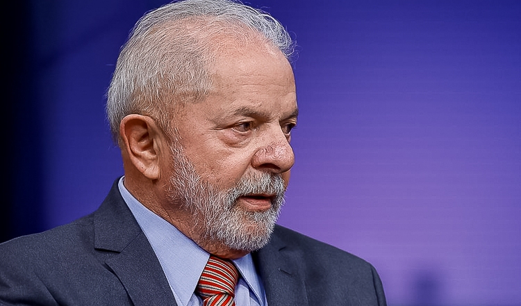 Lula avança um ponto e tem 44% contra 37% de Bolsonaro, indica PoderData