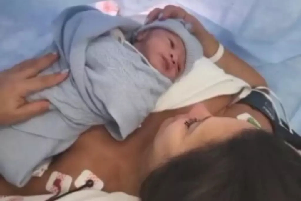 Cara do pai: Sogra de Viviane Araújo divulga mais fotos do neto recém-nascido