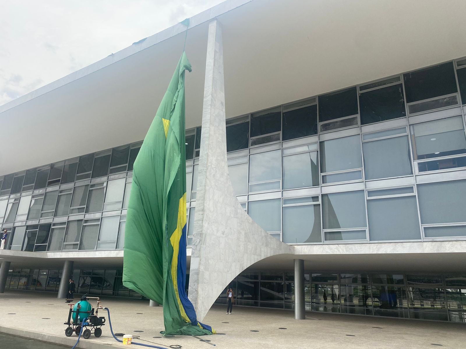 Bandeira do Brasil estendida no Planalto é rasgada pelo vento