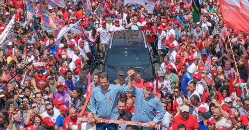 Lula vai pra rua em retomada de campanha no berço do PT e repudia fala de Bolsonaro