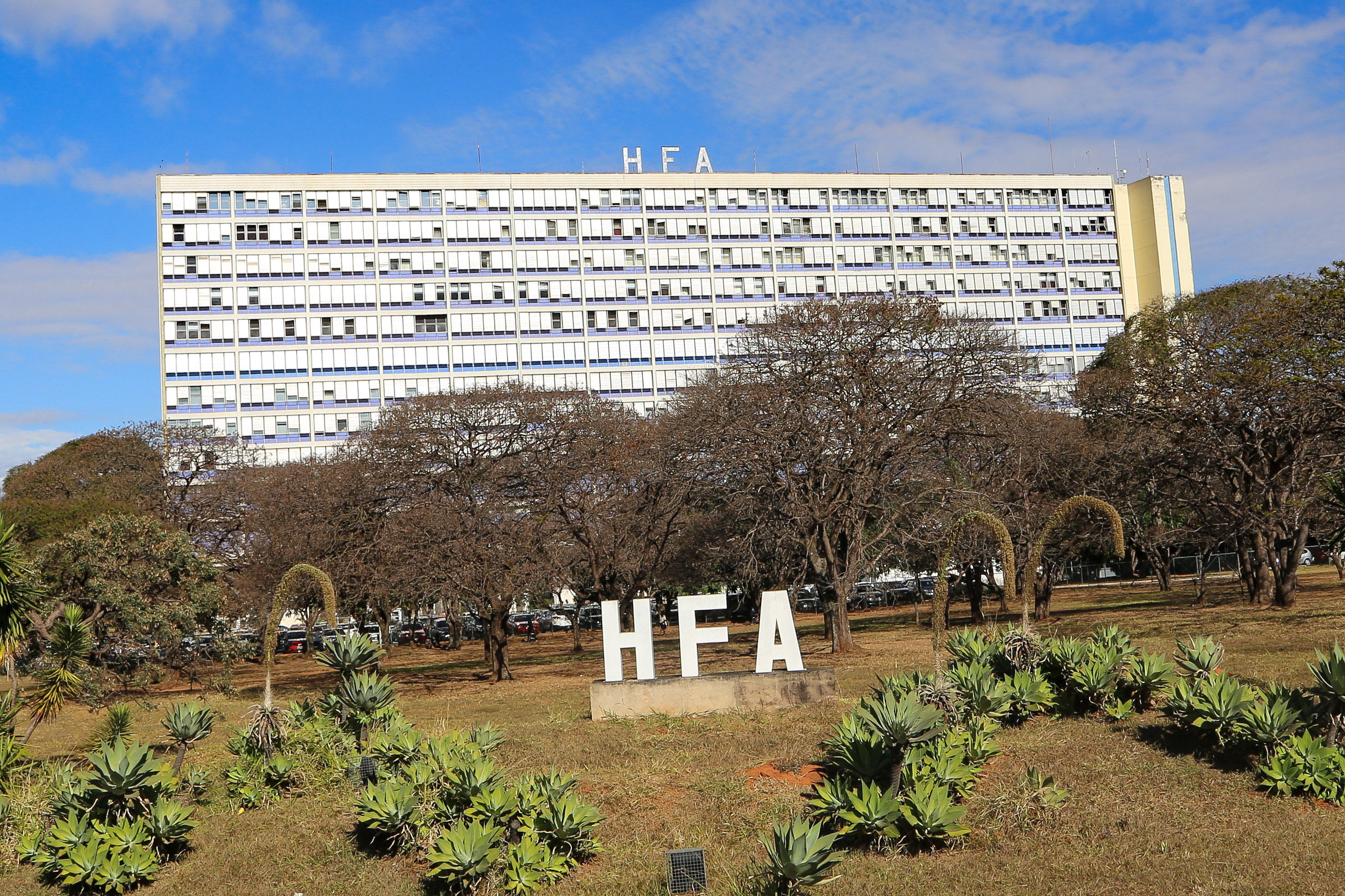 Com dores, Bolsonaro é atendido no Hospital das Forças Armadas; nova cirurgia é avaliada