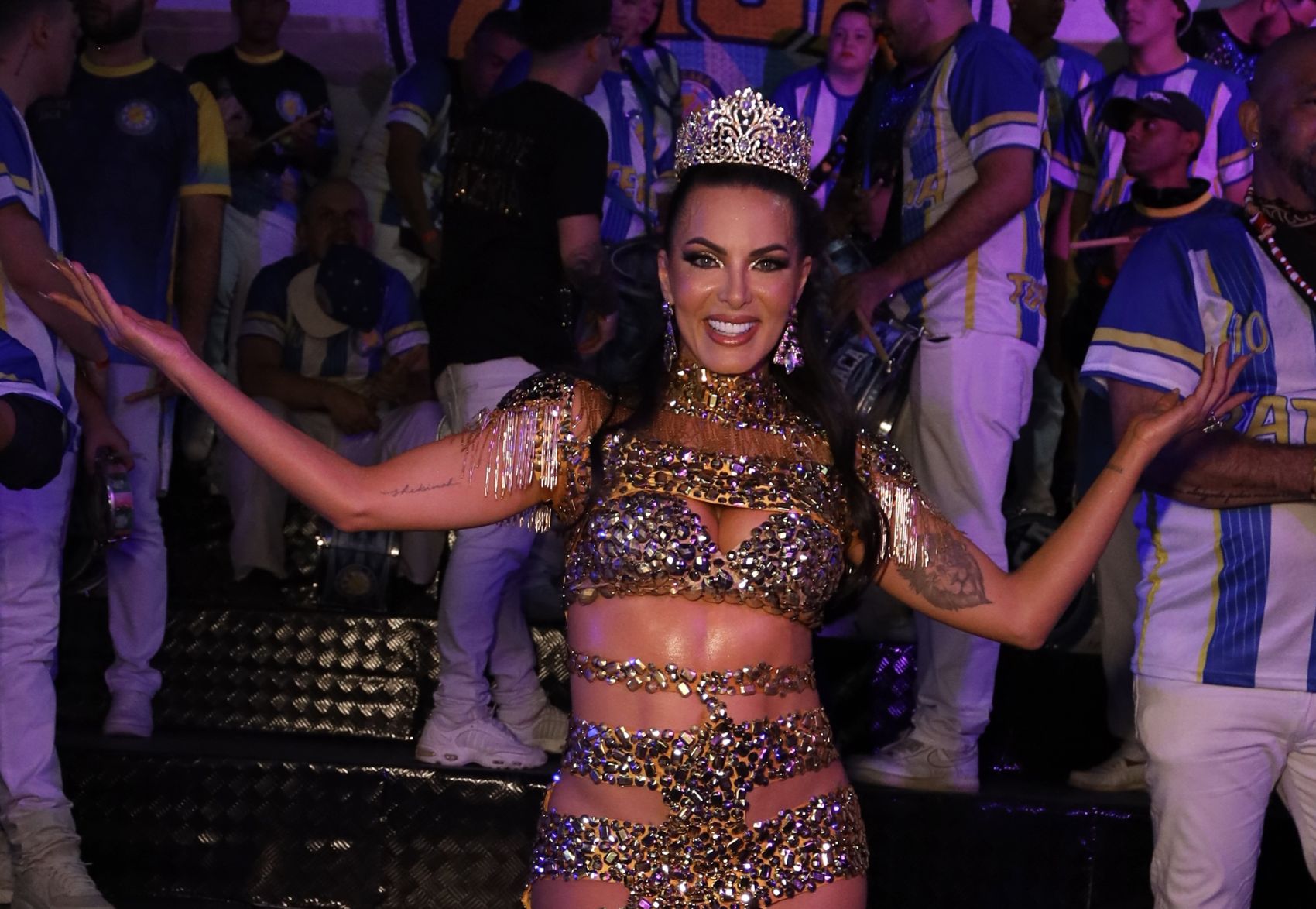 Rainha da Tucuruvi, Carla Prata exibe luxo, bom gosto e samba em festa de pilotos