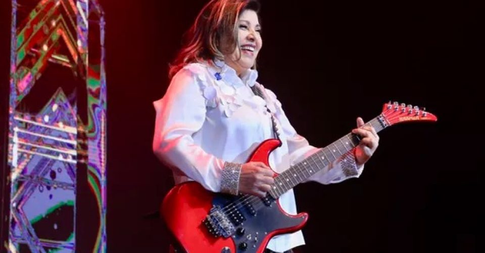 Roberta Miranda promete dinheiro e passagem para quem devolver sua guitarra