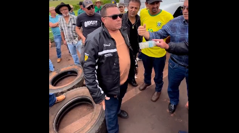 Revoltados, caminhoneiros enquadram bolsonaristas e se livram de bloqueio; vídeo