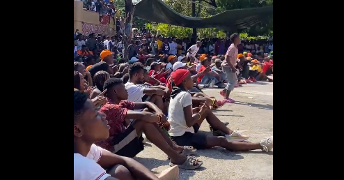 Vídeo: Haitianos deliram com gol do Brasil contra a Suíça