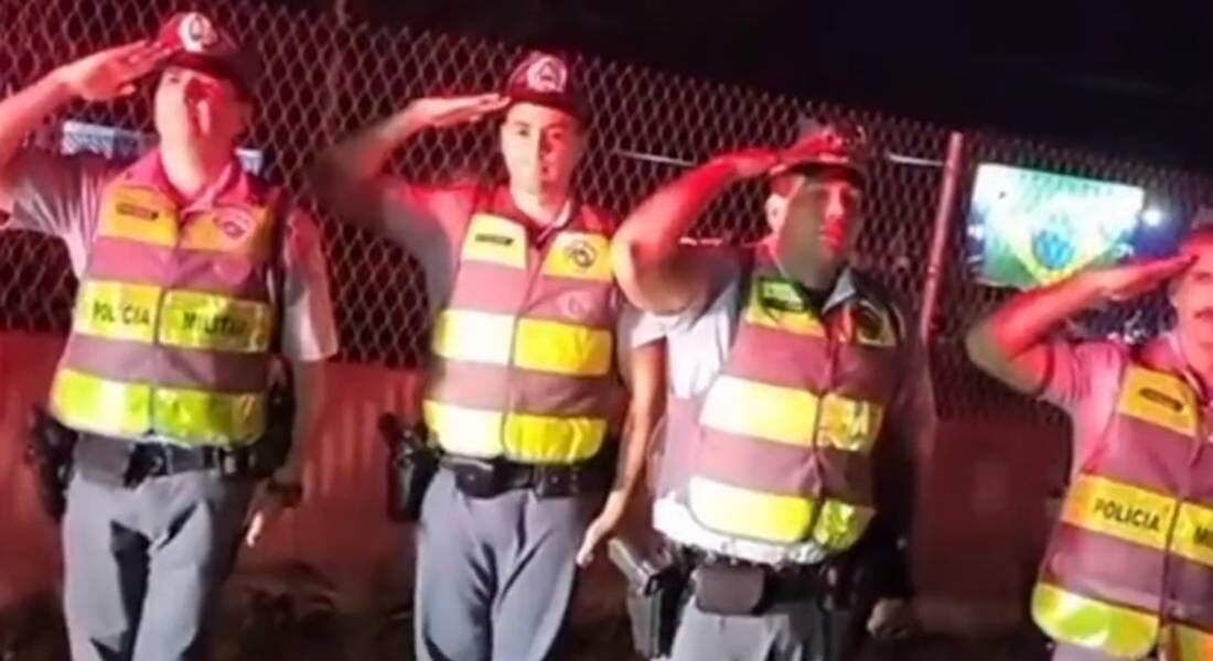 Vídeo mostra policiais batendo continência para bolsonaristas em bloqueio