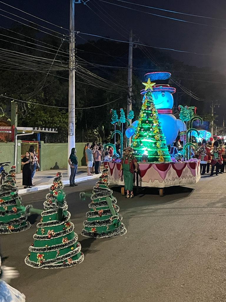 Evento de Natal tem desfile semelhante ao de escola de samba em São Paulo