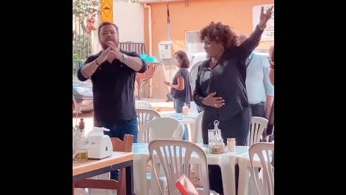 Nova ministra da Cultura canta em restaurante e web celebra: o Brasil voltou