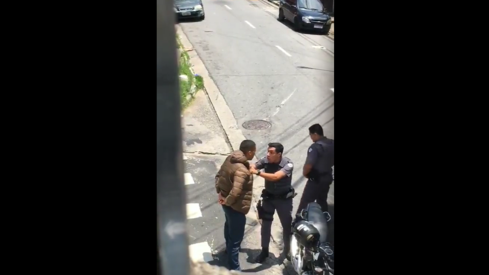 Vídeo flagra policial dando chute, cotovelada e soco em motociclista durante abordagem