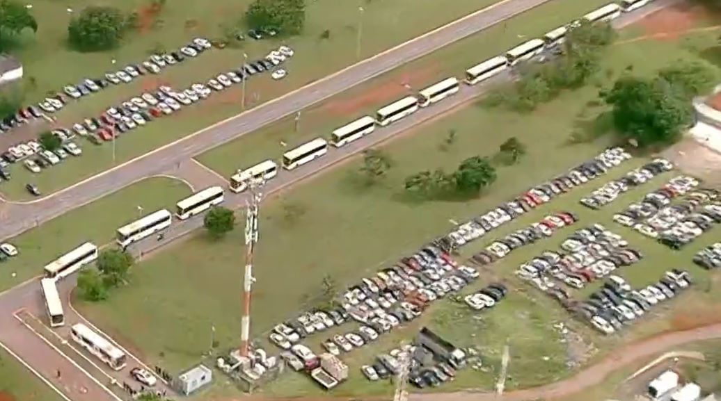 Mais de mil bolsonaristas são detidos e levados para PF