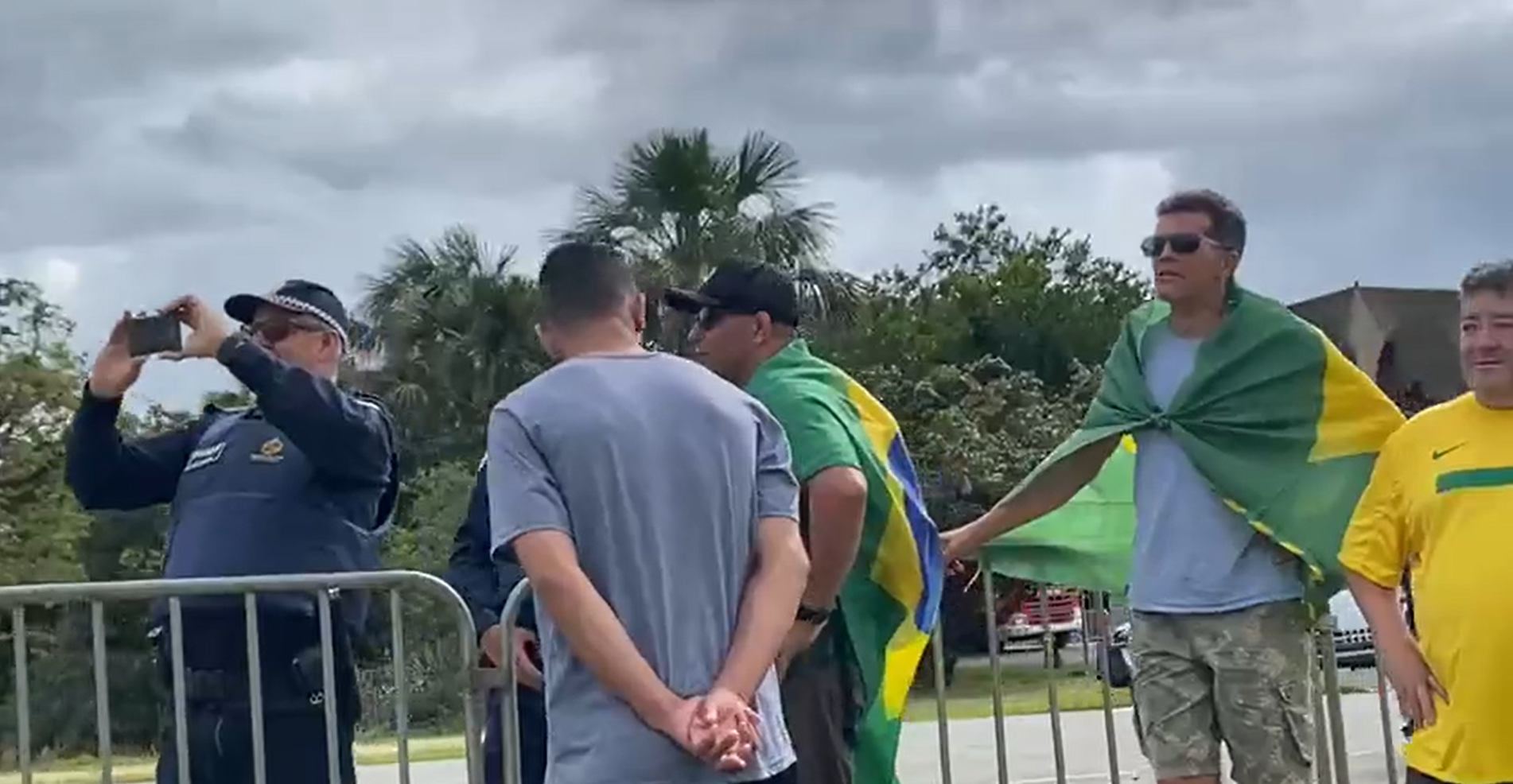 Enquanto terroristas invadem Congresso, policiais são flagrados batendo papo com golpistas