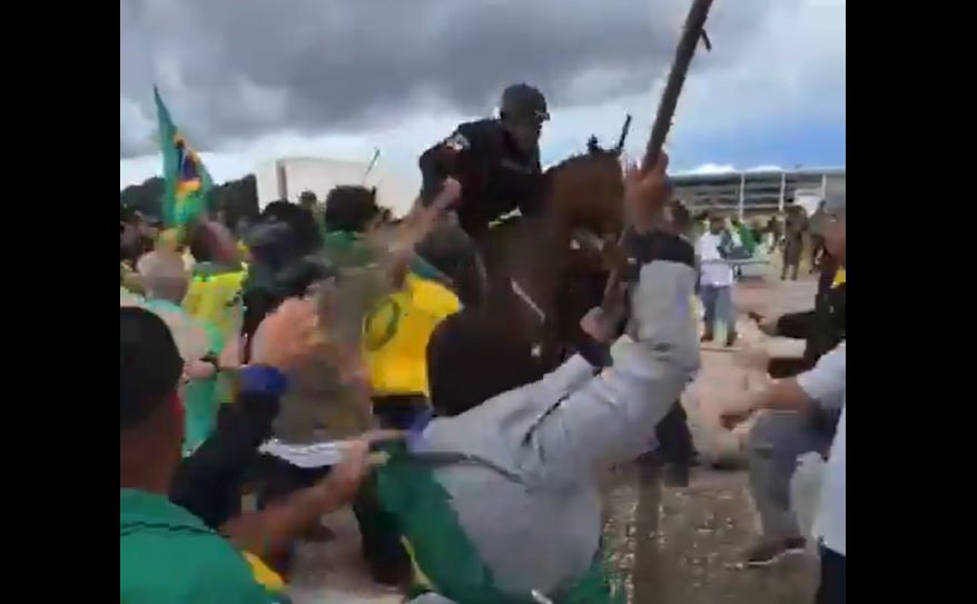 Terroristas bolsonaristas derrubam e agridem policial a cavalo