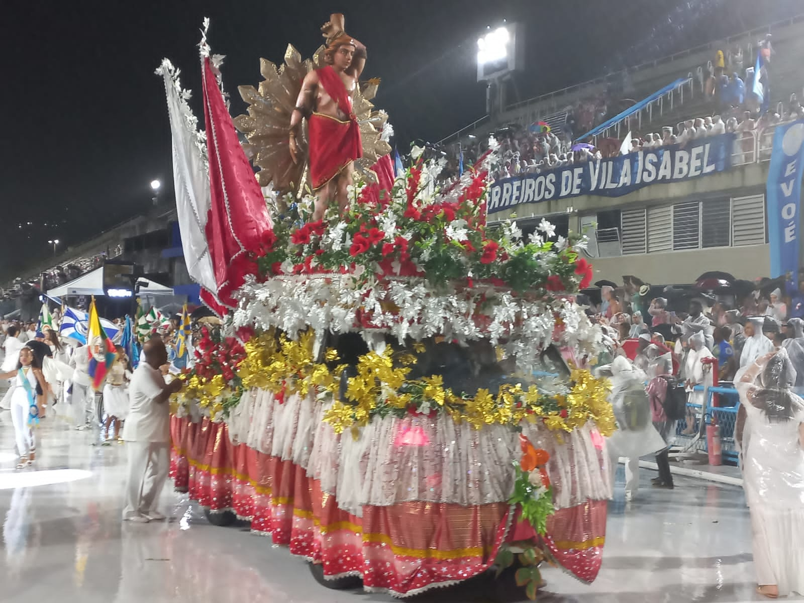 Lavagem da Sapucaí tem presença do prefeito e muita chuva na Sapucaí