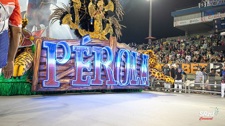 Pérola Negra exalta Jair Rodrigues em desfile correto