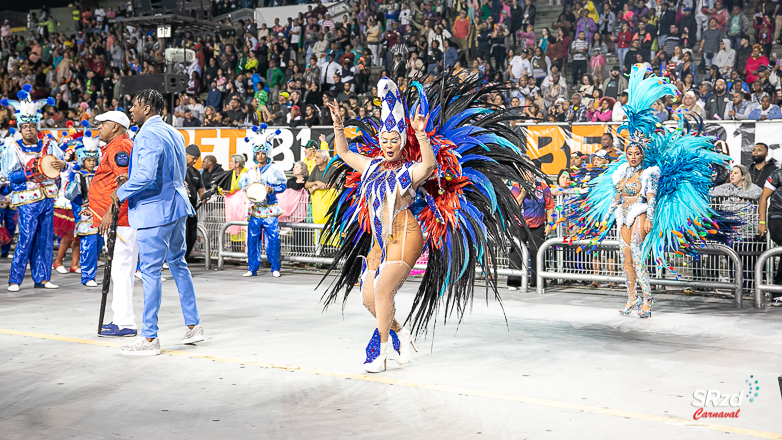 Fim de reinado! Ana Itikawa entrega cargo de rainha de bateria da Pérola Negra