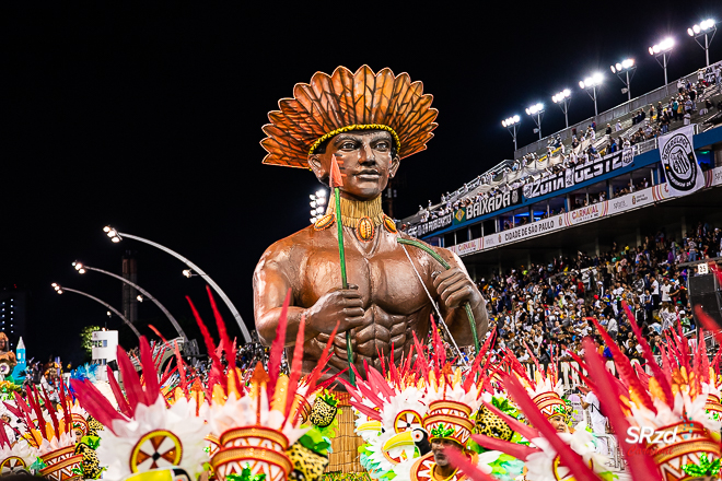 Em reedição de samba, harmonia peca em desfile da Unidos de Santa Bárbara