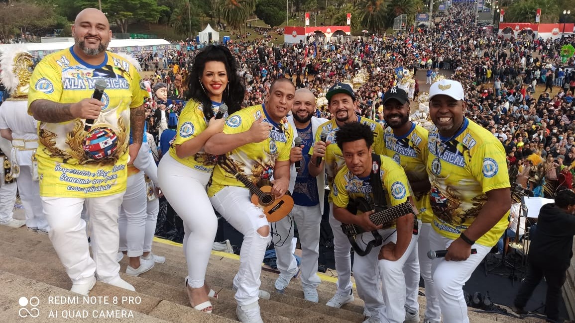 Diretor revela bastidores de uma ala musical de escola de samba