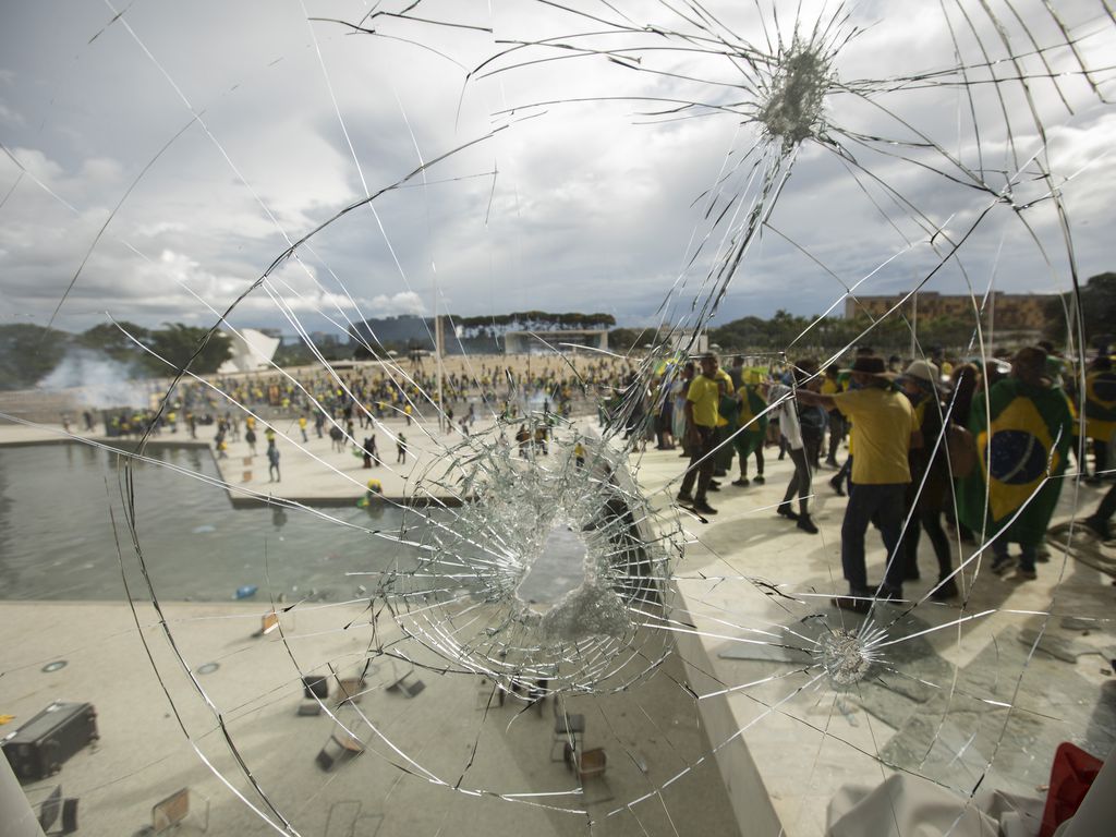 Bolsonaristas foragidos criticam políticos que não os apoiam mais: ‘Hipócritas’