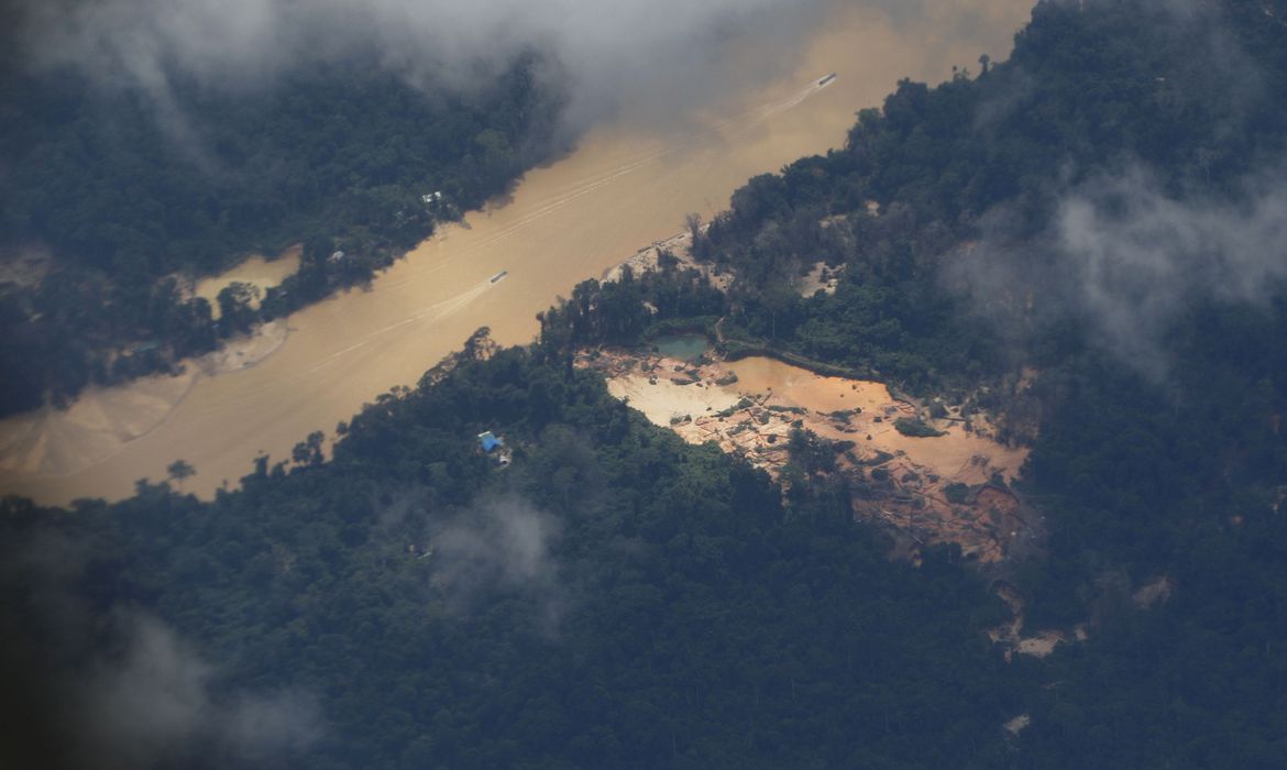 Operação contra garimpo ilegal prende dois militares no Amazonas