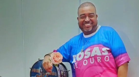 Rosas de Ouro: vídeo mostra chegada do intérprete Carlos Junior na escola