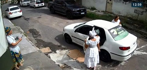 VÍDEO: motorista nega corrida para candomblecistas em Duque de Caxias