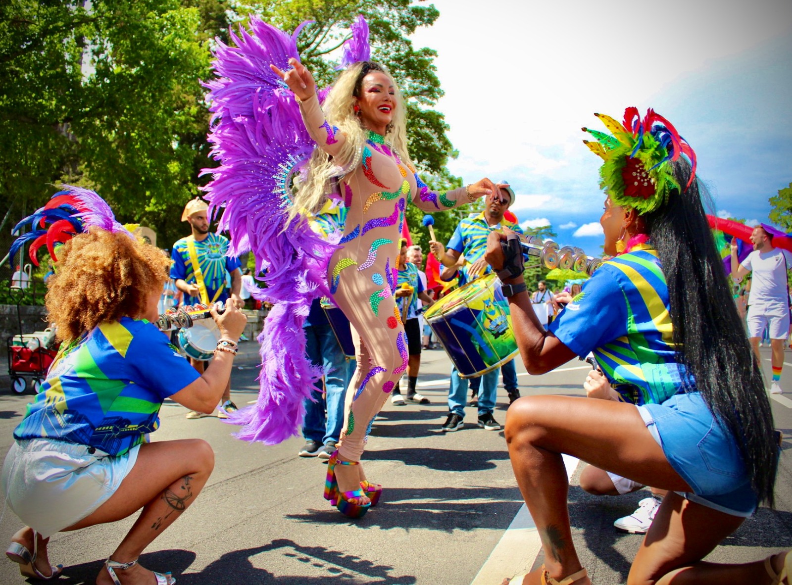 Rainha Camila Prins participa da Parada LGBTQIA+ na Suíça