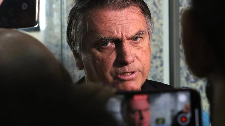 ‘Mandei, qual o problema?’, admite Bolsonaro sobre mensagem com ataques ao STF e urnas